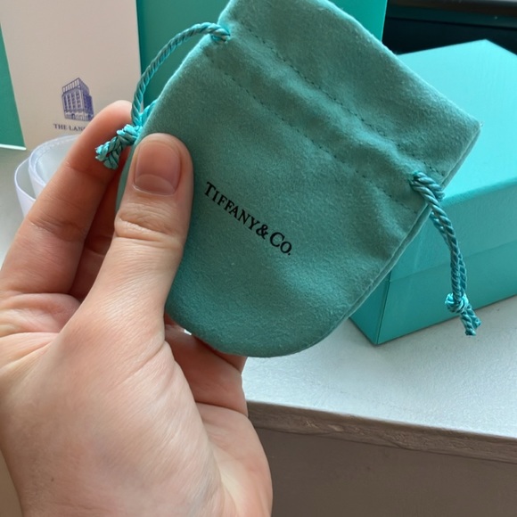 SOLD! Tiffany & Co “The landmark” full set pouch, box, bag, card, ribbon! 🩵 - Picture 4 of 8